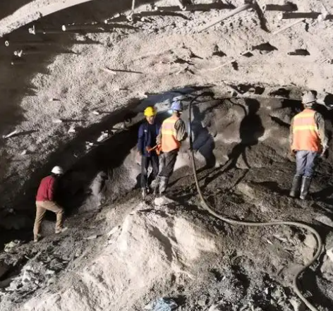 噶尔拱顶带模注浆料的施工流程及注意事项